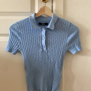 Bikbok st xs - Mönstrad ljus blå topp från bikbok i bra skick