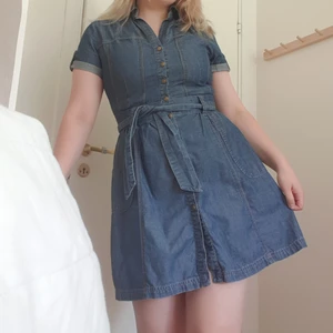 Vintage jeansklänning  - Köpt från skyltdockan på en secondhandaffär för några år sedan, harr varit en stor favorit i många år. Den är tyvärr för liten för mig nu (Jag är strlk 38-40). Den är i utmärkt skick, bra kvalité och jeanstyget har behållit sin form. Frakt +79kr.