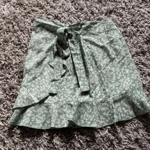 En grön kjol - En fin grön volang kjol