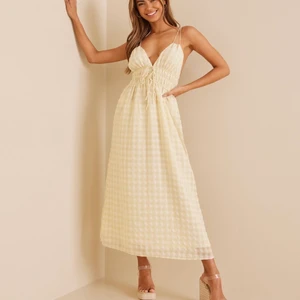 Lång klänning - Jättefin ljusgul långklänning från Gina❤️‍🔥 endast använd vid ett tillfälle, säljer pga att den inte kommer till användning🤍 storlek 34 men passar en-två storlekar större med då det är resår i midjan samt man kan ändra banden❤️‍🔥