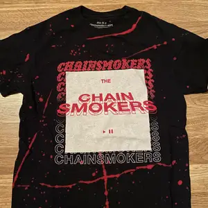 The Chainsmokers tshirt i storlek S. Officiell merchandise köpt på deras egna butik för lite över ett år sen. Har blivit använd väldigt fåtal gånger så som ny. Köpte den för 40$ vilket motsvarar närmre 400kr