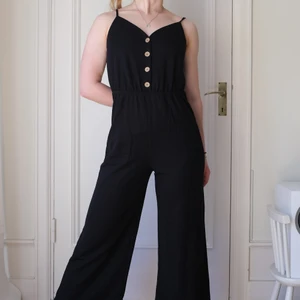 Svart byxdress, XS - Svart byxdress från Cubus i storlek XS. Modellen på bilden är 160 cm. I viskos och polyamid. 