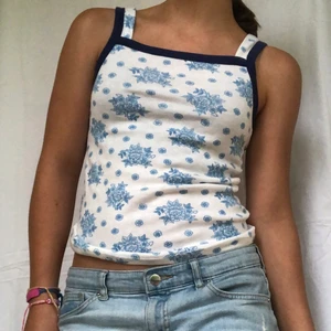 Linne - Linne med blommor på, finns inga lappar men uppskattar till xs/s✨ bra skick!