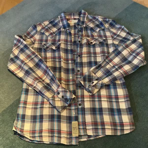 levis skjorta - fin levis skjort! bra skick! köparen står för frakten!