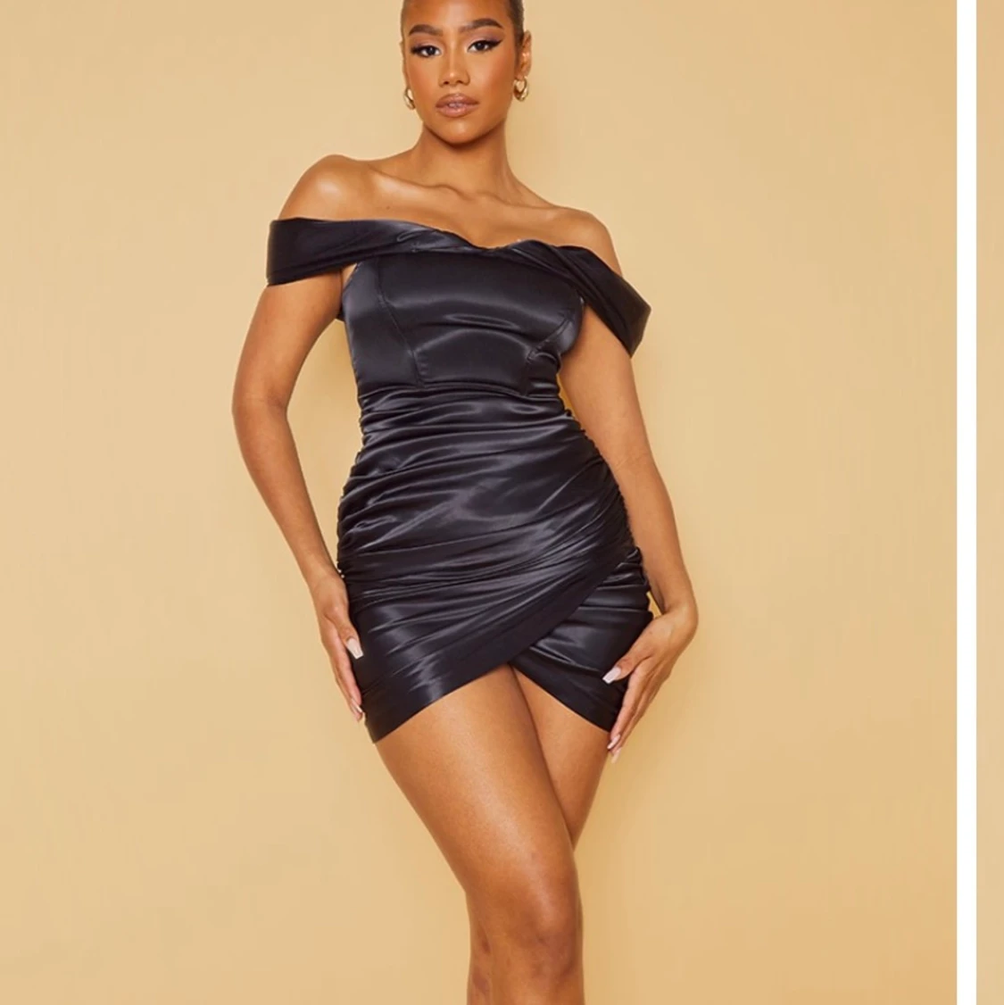 Svart satinklänning  - 91