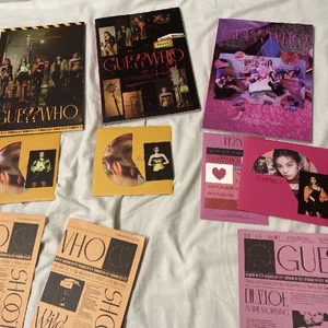 Itzy - Itzy guess WHO album, säljer pga ingen användning. Albumet inkl 5 pcs (2/1 per album), poster, lyric poster, klistermärke och även pre order pcs och små bilder. Om man köper alla tre så ingår det 2 väldigt stora posters! 1= 150kr 2=300kr 3=400kr