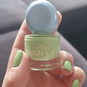 Nagellack använd 1 gång - Ångrat köp, fin mintgrön färg men tyckte inte om den på mig. Frakt: 13 kr