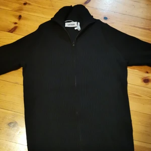 Weekday zip tröja M - Säljer min weekday tröja som jag har aldrig använt, så inte först att den va en dam model. Stolek M men känns som en S