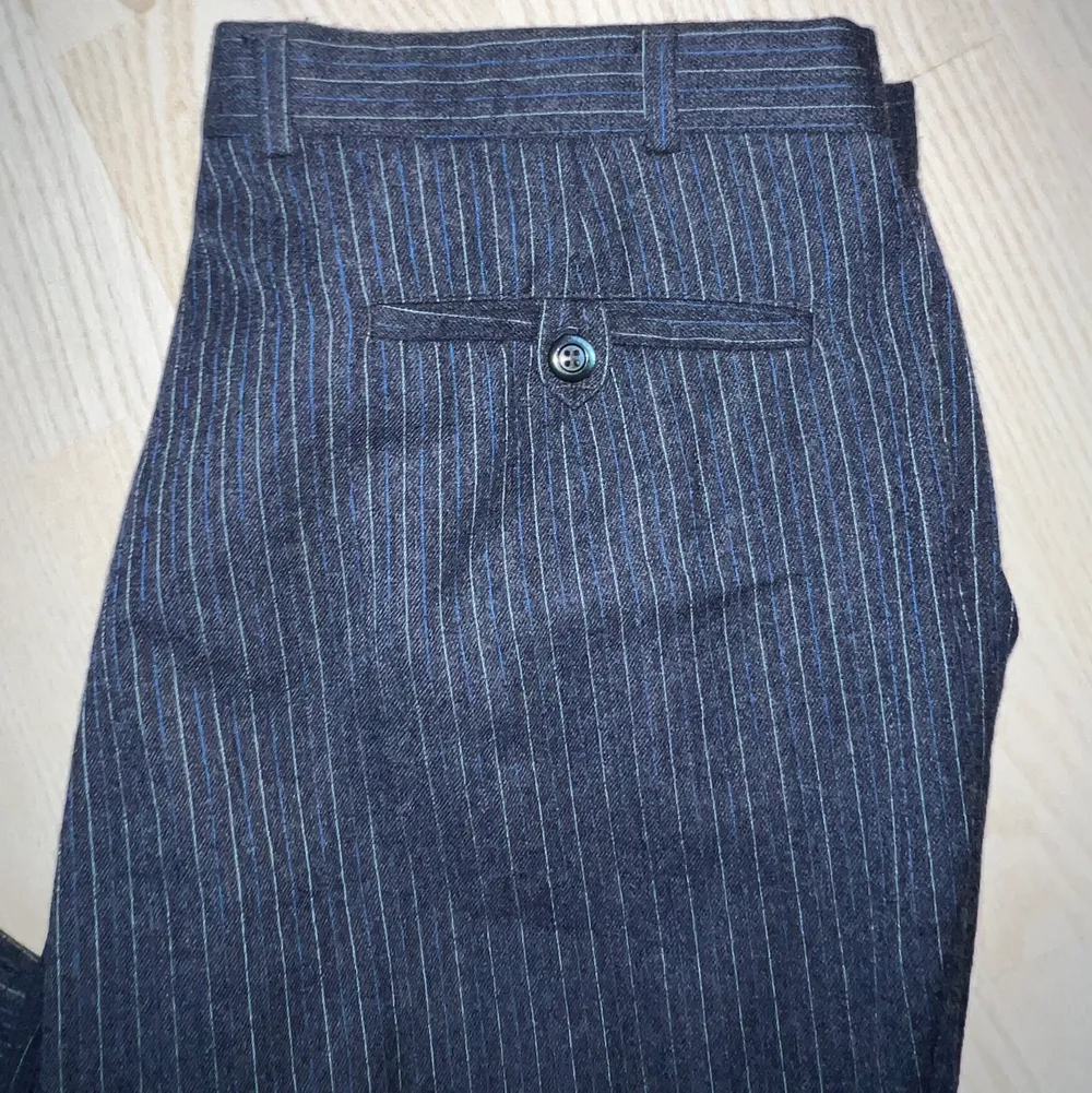 Marinblå randiga kostymbyxor. Aldrig använda, och har tillhörande väst och kavaj!!. Jeans & Byxor.