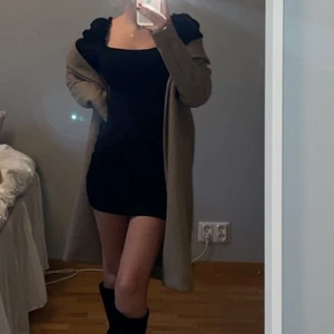 Svart klänning - En jätte söt svart långärmad klänning, armarna är i ett mer genomskinligt material än resten av klänningen som man kan se! Super snygg att styla med ett par höga skor som ni kan se på ena bilden💃🏼