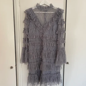 BY MALINA KLÄNNING - Denna klänning är i Strl XL, men mer som en L. Endast använd en gång, så den är som ny. 