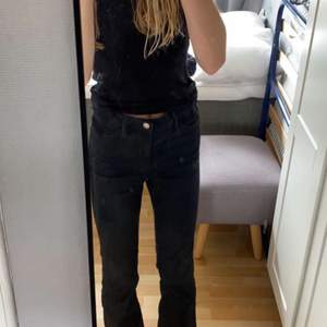 Svarta bootcut jeans i stl 36 passar även 34🤍säljer för 120kr+frakt. Hör av vid intresse🫶🏻🫶🏻