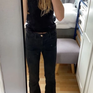 Jeans - Svarta bootcut jeans i stl 36 passar även 34🤍säljer för 120kr+frakt. Hör av vid intresse🫶🏻🫶🏻