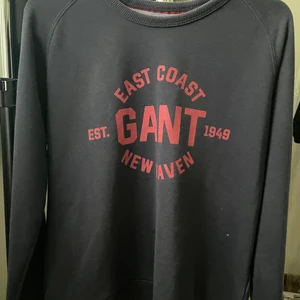 En blå gant tröja - Jag säljer en blå gant tröja som jag endast använt ett få tal gånger. Tröjan är i storlek 170 och passar som XS/S. 