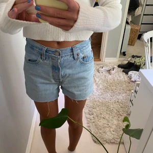 Levis - Ett par Levis shorts som jah klippt av själv, storlek står inte men midjemåttet är 34 rakt över. Som ni ser tredje bilden är dom lite sönder💓 frakt 66kr