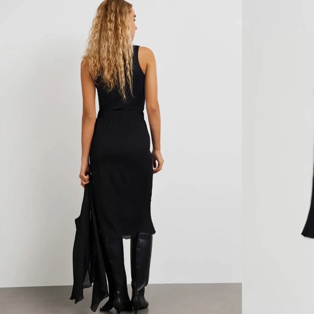 Säljer denna svarta kjol från Gina tricot! Använd Max fem gånger, i superbra skick🫶🏼🌟 frakt tillkommer på 62kr. Kjolar.