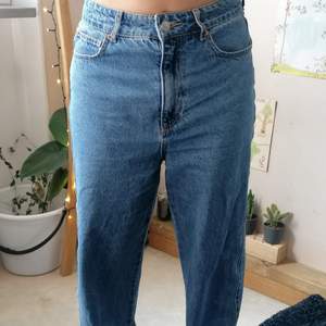 Mörkblå baggy jeans, storlek 40/S men  de är ganska små i storleken så de passar mer som XS/36. Har bara använts en gång, har lappen kvar. 