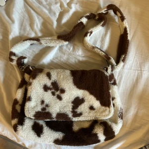 Fin ko väska - En fin väska som har ko mönster på. Den har en ficka på inne sidan