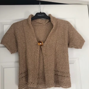 Stickad Kofta/väst - Cool stickad brun tröja med en nedkommande brosch 