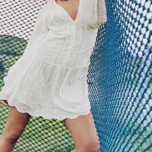 Klänning - Säljer denna fina vita klänning från Zara! Använd endast 2 gånger. Storleken är XS men passar även S och M. Nypris: 559kr💗 