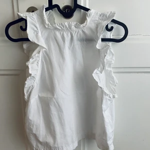 Söt topp från H&M - Så fin topp från H&M💕 Strl XS, använd ett fåtal gånger. 