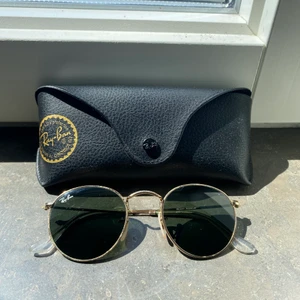Ray-ban round - runda Ray-ban som är använda under en sommar. en pytteliten rispa på ena ögat. dock ingenting som stör eller knappt syns. men säljer dom därför billigare.  nytt pris: 1200kr mitt pris: 500kr