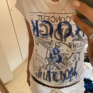 Zadig voltarie tshirt - Säljer denna jätte fina rock & roll Zadig tröjan jag köpte förra sommaren. Köpte den för 500kr tror jag men säljer den för 200 kr. Har använt den typ tre gånger och är som ny och har inga skador. Skriv privat om du vill buda elr har frågor!❣️