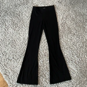 Utsvängda leggings  - Säljer dessa leggings för att dom inte har kommit till användning 🤍