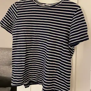 En marinblå & vit randig bomulls t-shirt från Zara. Storlek S. Säljes för 50 kr+frakt