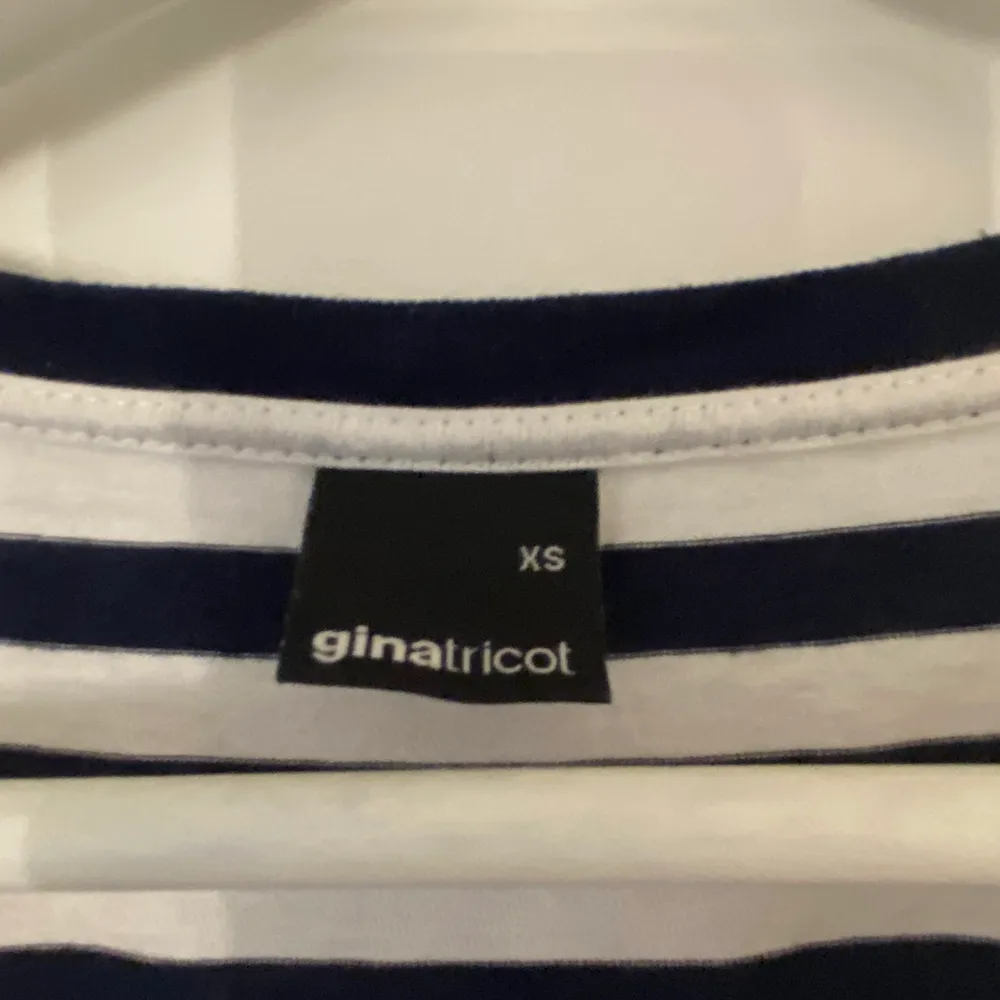 En vit & marinblå randig tröja från GinaTricot i storlek xs med trekvartslånga armar. Säljes för 40 kr+frakt. Tröjor & Koftor.