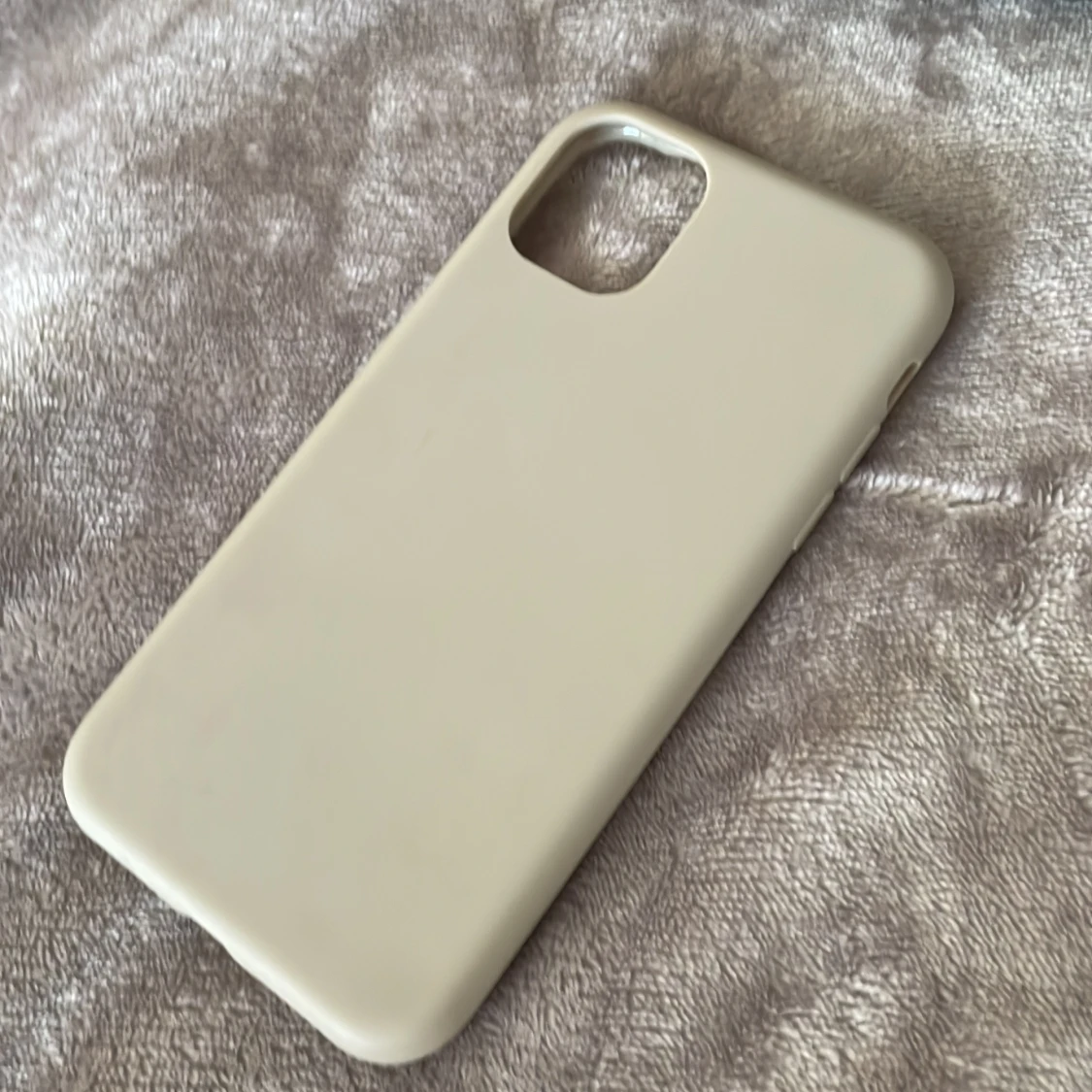 Ett skal för iPhone 11 som är beige och är helt nytt  - 90