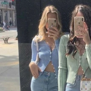 Blå kofta - LÅNADE BILDER! Säljer en likadan supersöta blå kofta med pärlknappar. Nästintill oanvänd, säljer då den ej kommer till användning. Nypris 399kr Mitt pris 150 kr + frakt!💕