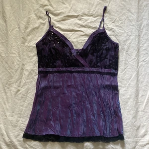 y2k Lila linne/klänning - super fin lila linne med detaljer, vintage ellos. Strl 44 men passar S/M/L. Justerbara band.  Köparen står för frakt. 💕