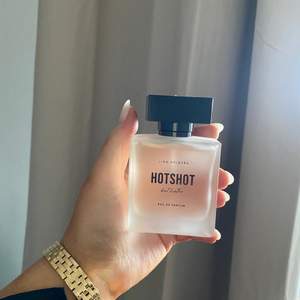 Säljer parfymen HOTSHOT by Linn ahlborg.  Använd med Max 5 sprut.  50 Ml 