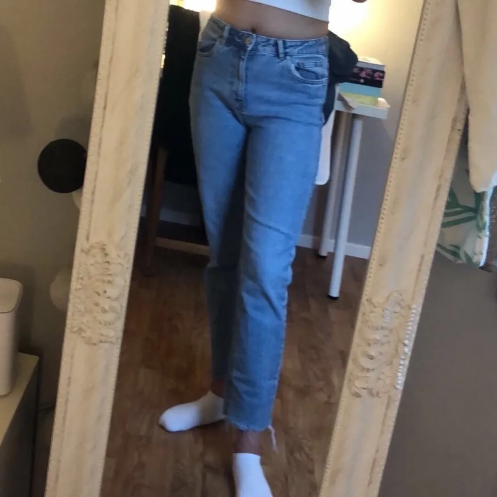 Assnygga jeans från vero moda⚡️ i nyskick för säljer de pga att de är för små runt benen. Xxs-s💕 köpta för 599kr . Jeans & Byxor.