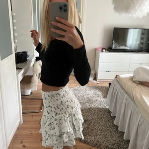 Blommig kjol - Super söt kjol som jag glömt lämna tillbaka så alltså helt ny, stl S passar XS också ❤️ Köpt och slutsåld på zalando😇