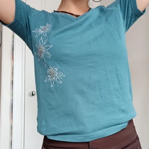 Blå t-shirt - Y2k t-shirt med såå fina detaljer 😍 passar bäst XS-S. 50kr + frakt! 