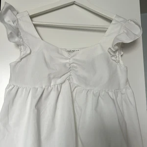 Vit blus  - Aldrig använt från SHEIN teen, strl 158 men stor i storleken, ej justerbar, frågor i kommentarerna skriv privat för intresse. Kan mötas upp i Uppsala annars posta ni står för frakten💕