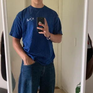 Polar skate co tshirt - Polar t-shirt i mycket bra skick! Sitter tts L men lite längre i modell! Skriv för fler bilder eller mått