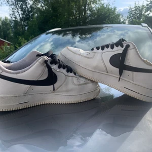 Nike Air Force 1 - Sköna Nike skor. Lite smutsiga o creasade och har skrapa(bild 3) 450 använder PostNord spårbart mvh Emil 