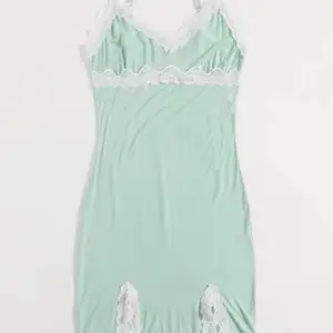 söt turkos/ljusgrön klänning med spetsdetaljer. knappt använd, mjuk och bekväm 💕 frakt 42kr