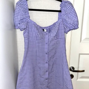 Söt lilarutig sommarklänning - Säljer den här otroligt fina och söta sommarklänningen då den tyvärr blivit för liten för mig, storlek 36. Jättebra skick endast använd 1 gång! 