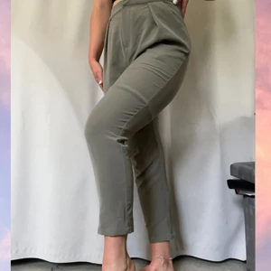 Kostymbyxor  - Fina byxor som kan användas både till vardags eller fest. Är stretchiga, hög midja och sitter som en smäck tack vare detta.  Strl: 38, men funkar absolut på en 40. OBS! Cirkapris för frakten, men kan mötas upp i Göteborg, Jönköping och Vetlanda.