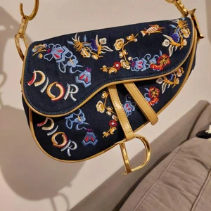 Fin väska Dior Koi Mini Saddle Bag - Fin och oskadd väska med charmigt mönster 🎏 Dior Koi Mini är förebilden för denna välgjorda väska 👜