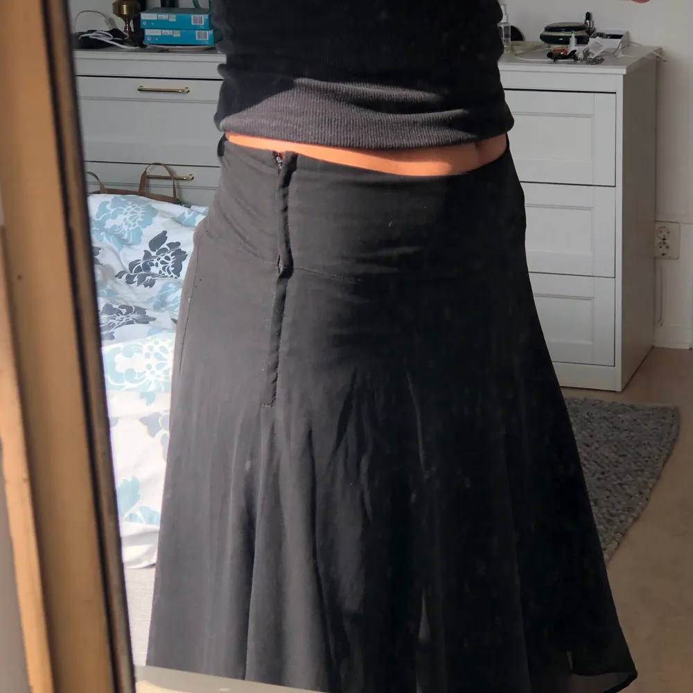 H&M vintage kjol i svart med dragkedja, lite låg midjad och luftig! Passar även str 38🌾. Kjolar.
