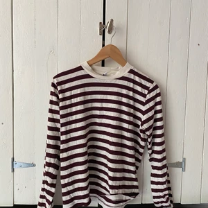 Vinrödrandig tröja från & other stories  - Säljer min vinrödrandiga tröja från & other stories. Bra skick! Bara höra av sig vid frågor!