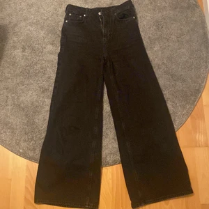 Weekday högmidjade svarta jeans  - Jag säljer dessa svarta högmidjade jeans eftersom att jag växt ur dem. Köparen står för frakt💕
