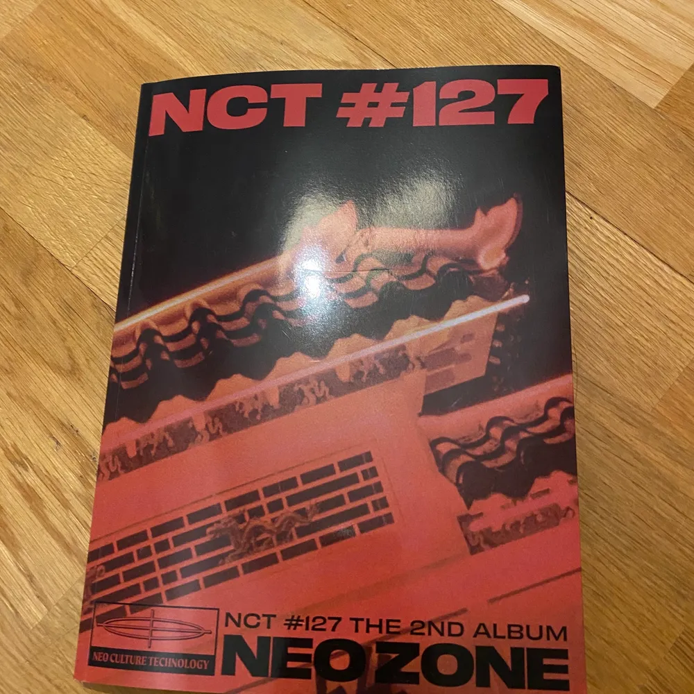 Säljer mitt Neo Zone ver T album från NCT 127 i bra skick. Albumets poster är använd, men är trots det i mycket fint skick. Ett av klistermärkena har används. . Övrigt.