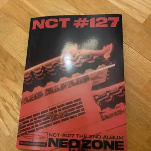 Säljer mitt Neo Zone ver T album från NCT 127 i bra skick. Albumets poster är använd, men är trots det i mycket fint skick. Ett av klistermärkena har används. 