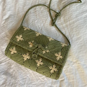 Unik axelväska  - En helt unik handgjord väska köpt i bonifacio, Corsica. Perfekt till sommaren och rymmer mycket.